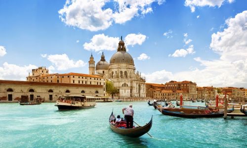 Intercâmbio na Itália Intercâmbio de Ensino Médio na Itália - estudantes visitando Veneza