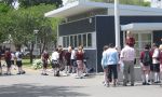 Ensino Médio em Christchurch - Estudantes do Ensino Médio na frente da escola