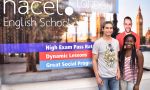 Cursos de inglês em Londres - estudantes na frente da escola
