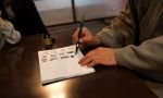 Cursos de japonês no Japão - estudante aprendendo caligrafia