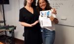 Cursos de francés para jóvenes en París- estudiante y profesor felices