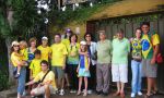 Hospedagem em casa no Brasil - toda a família vai a um jogo de futebol